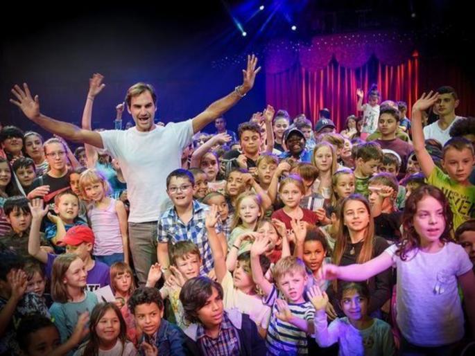 20 time Grand slam champion Roger Federer donates half a million to supports Ukrainian Kids | Roger Federer donates : Russia vs Ukraine युद्धामुळे बाधीत झालेल्या मुलांच्या मदतीसाठी धावला रॉजर फेडरर, केली ३ कोटी ८० लाखांची मदत 20 time Grand slam champion Roger Federer donates half a million to supports Ukrainian Kids | Roger Federer donates : Russia vs Ukraine युद्धामुळे बाधीत झालेल्या मुलांच्या मदतीसाठी धावला रॉजर फेडरर, केली ३ कोटी ८० लाखांची मदत