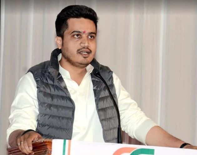 NCP MLA Rohit Pawar Criticized Shiv Sena BJP Yuti on Power Disputes | 'लग्न ठरवायच्या बैठकीतच जर एवढी भांडणं झाली तर पुढे संसार कसा नीट होणार?' NCP MLA Rohit Pawar Criticized Shiv Sena BJP Yuti on Power Disputes | 'लग्न ठरवायच्या बैठकीतच जर एवढी भांडणं झाली तर पुढे संसार कसा नीट होणार?'