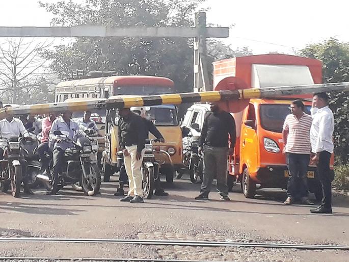 Roha Railway Pillar | रोहा रेल्वेफाटकाचा खांब मोडला Roha Railway Pillar | रोहा रेल्वेफाटकाचा खांब मोडला