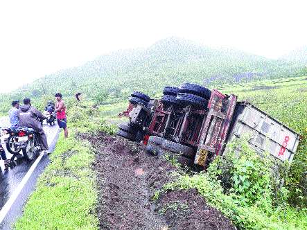 The truck overturned on Roha-Naggotane route | रोहा-नागोठणे मार्गावर ट्रक पलटी The truck overturned on Roha-Naggotane route | रोहा-नागोठणे मार्गावर ट्रक पलटी