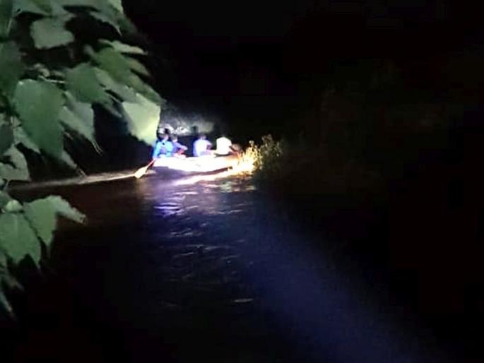 Midnight fever ... to save the lives of two farmers, they did it! | मध्यरात्रीचा थरार... दोन शेतकऱ्यांचा जीव वाचवण्यासाठी त्यांनी केलं जिवाचं रान! Midnight fever ... to save the lives of two farmers, they did it! | मध्यरात्रीचा थरार... दोन शेतकऱ्यांचा जीव वाचवण्यासाठी त्यांनी केलं जिवाचं रान!