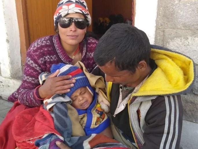 woman crossed snow covered rohtang pass by walking 34 kilometer with five month old child | कशासाठी... पोटासाठी...; पाच महिन्यांच्या बाळाला घेऊन माऊली बर्फातून ३४ किमी चालली! woman crossed snow covered rohtang pass by walking 34 kilometer with five month old child | कशासाठी... पोटासाठी...; पाच महिन्यांच्या बाळाला घेऊन माऊली बर्फातून ३४ किमी चालली!