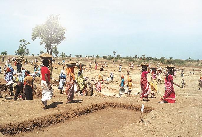As there are no banks in the tribal areas, the accounts of Rohyo workers are now in the post | आदिवासी क्षेत्रात बॅँका नसल्याने रोहयो मजुरांची खाती आता पोस्टात