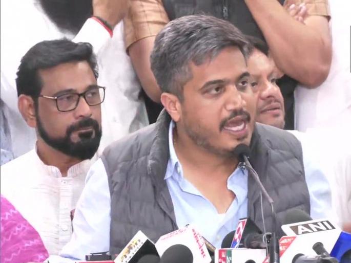 We always fight against this government and agencies, On being questioned by ED, NCP-Sharad Pawar faction leader Rohit Pawar | पळणाऱ्यांच्या नाही तर लढणाऱ्यांच्या मागे शरद पवार उभे राहतात; रोहित पवारांचा टोला We always fight against this government and agencies, On being questioned by ED, NCP-Sharad Pawar faction leader Rohit Pawar | पळणाऱ्यांच्या नाही तर लढणाऱ्यांच्या मागे शरद पवार उभे राहतात; रोहित पवारांचा टोला