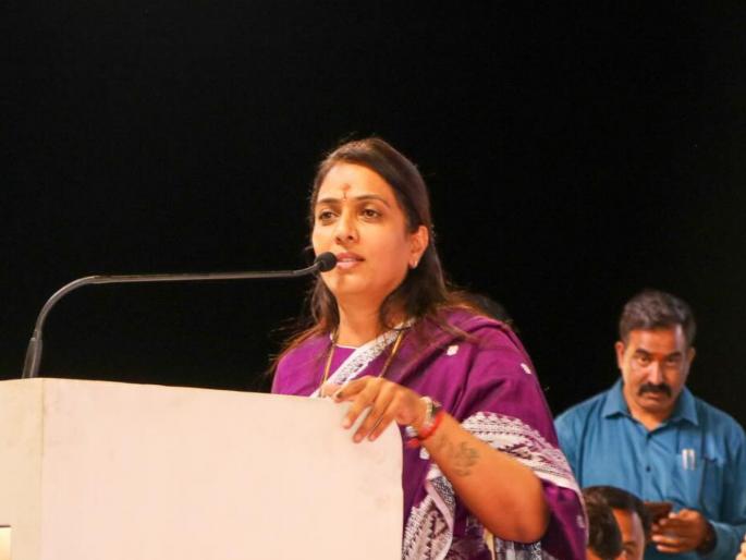 Rohini Khadse criticizes Maharashtra Women's Commission Chairperson Rupali Chakankar | चांगला मेकअप करून पक्षाच्या कार्यक्रमात मटकायचं; रोहिणी खडसेंची चाकणकरांवर टीका Rohini Khadse criticizes Maharashtra Women's Commission Chairperson Rupali Chakankar | चांगला मेकअप करून पक्षाच्या कार्यक्रमात मटकायचं; रोहिणी खडसेंची चाकणकरांवर टीका