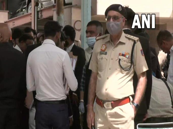 Delhi Rohini Court: shooting at Delhi Rohini Court; security guard shot the lawyer | Delhi Rohini Court: दिल्लीच्या रोहिणी कोर्टात पुन्हा गोळीबार; सुरक्षा रक्षकाने वकीलावर झाडली गोळी, कारण अस्पष्ट Delhi Rohini Court: shooting at Delhi Rohini Court; security guard shot the lawyer | Delhi Rohini Court: दिल्लीच्या रोहिणी कोर्टात पुन्हा गोळीबार; सुरक्षा रक्षकाने वकीलावर झाडली गोळी, कारण अस्पष्ट