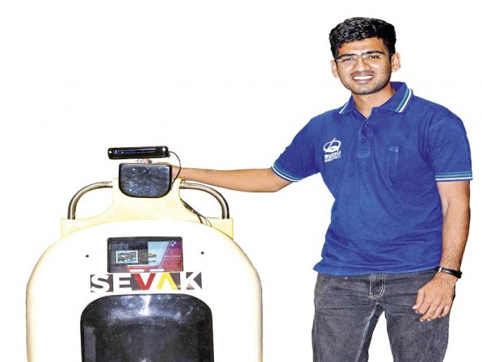 Aurangabad 's young man's invention- an army of robot | औरंगाबादच्या तरुणानं तयार केली मालवाहू रोबोटची सेना Aurangabad 's young man's invention- an army of robot | औरंगाबादच्या तरुणानं तयार केली मालवाहू रोबोटची सेना