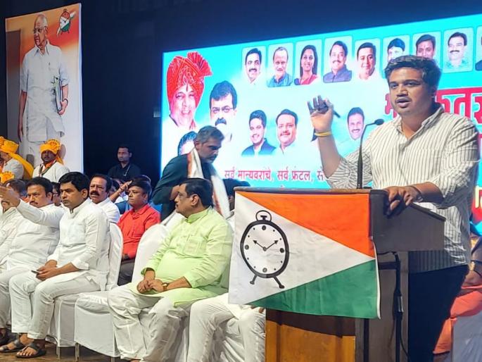 It is because of BJP that the industries in Maharashtra have become unemployed in Gujarat, the youth of the state, Rohit Pawar's attack | भाजपमुळेच महाराष्ट्रातील उद्योग गुजरातमध्ये, राज्यातील तरुणांना बेरोजगार केले, रोहित पवारांचा घणाघात It is because of BJP that the industries in Maharashtra have become unemployed in Gujarat, the youth of the state, Rohit Pawar's attack | भाजपमुळेच महाराष्ट्रातील उद्योग गुजरातमध्ये, राज्यातील तरुणांना बेरोजगार केले, रोहित पवारांचा घणाघात