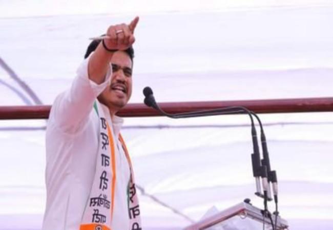 ncp leader rohit pawar targets eknath shinde government over phone pe exits from maharashtra to karnataka | ‘गब्बर होतायेत शेजारी, महाराष्ट्र पडतोय आजारी,’ PhonePe च्या निर्णयानंतर रोहित पवारांचा निशाणा