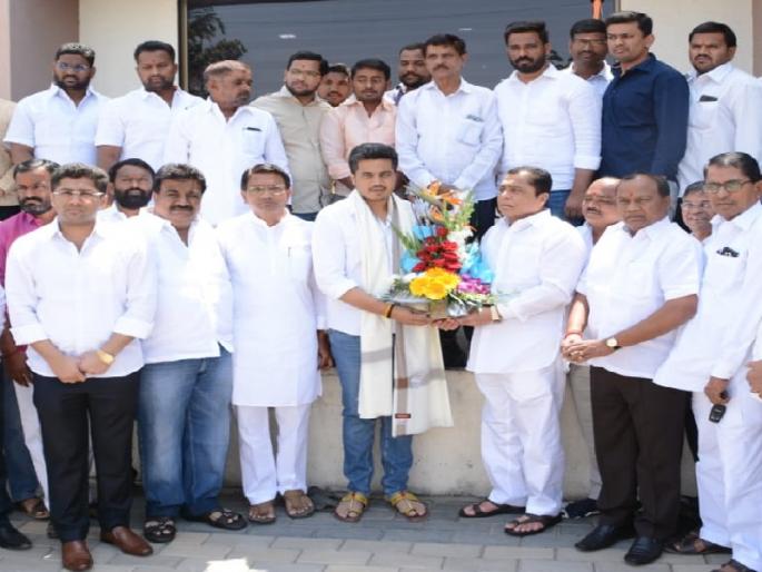 In Rohit Pawar Nagar: A review of the constituency | रोहित पवार नगरमध्ये दाखल : मतदारसंघाचा घेतला आढावा In Rohit Pawar Nagar: A review of the constituency | रोहित पवार नगरमध्ये दाखल : मतदारसंघाचा घेतला आढावा