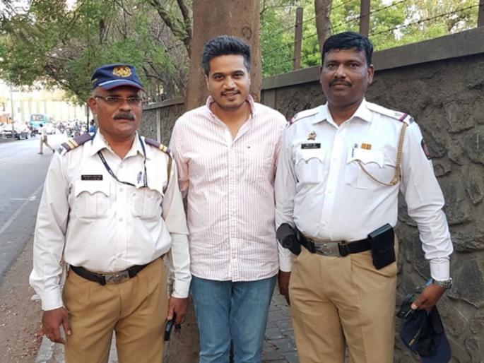 ...when traffic police charge fine to rohit pawar car | ...जेव्हा वाहतूक पाेलीस राेहीत पवारांच्या गाडीला अडवून दंड आकारतात ...when traffic police charge fine to rohit pawar car | ...जेव्हा वाहतूक पाेलीस राेहीत पवारांच्या गाडीला अडवून दंड आकारतात