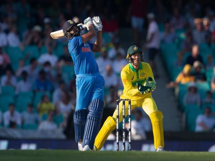India vs Australia 1st ODI : Rohit Sharma equals sachin Tendulkar's record | India vs Australia 1st ODI : रोहित शर्माची तेंडुलकरच्या विक्रमाशी बरोबरी, कॅप्टन कोहली पडला मागे