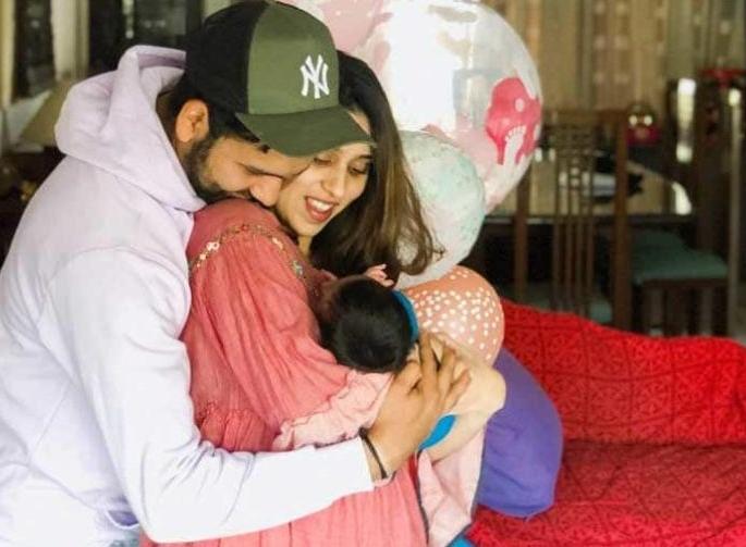 WATCH: Rohit Sharma spends time with his daughter; Ritika Sajdeh also shares an adorable video | रोहित शर्माने समायरासह घालवला वेळ, रितिकाने शेअर केला व्हिडीओ...