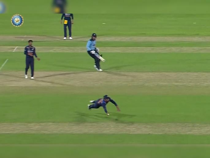 IND vs ENG, 2nd ODI : Brilliant fielding by Rohit Sharma, break 110 runs opening partnership, Watch Video  | IND vs ENG, 2nd ODI : 'सुपर मॅन' रोहित शर्मा; टीम इंडियासाठी धावही वाचवली अन् महत्त्वाची विकेटही घेतली, Video