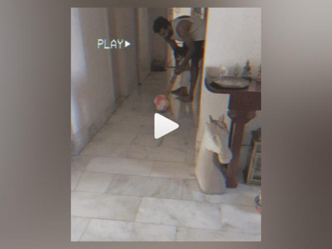 Video : Rohit Sharma enjoys a session of indoor cricket with daughter Samaira svg | Video : रोहित शर्माचा कन्येसोबत रंगला क्रिकेट सामना, पाहा कोण जिंकलं 