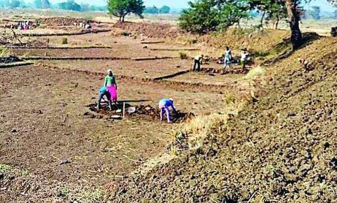 Avoid registering crimes against scam accused! | रोहयो घोटाळ्यातील दोषींवर गुन्हे दाखल करण्यास टाळाटाळ! Avoid registering crimes against scam accused! | रोहयो घोटाळ्यातील दोषींवर गुन्हे दाखल करण्यास टाळाटाळ!