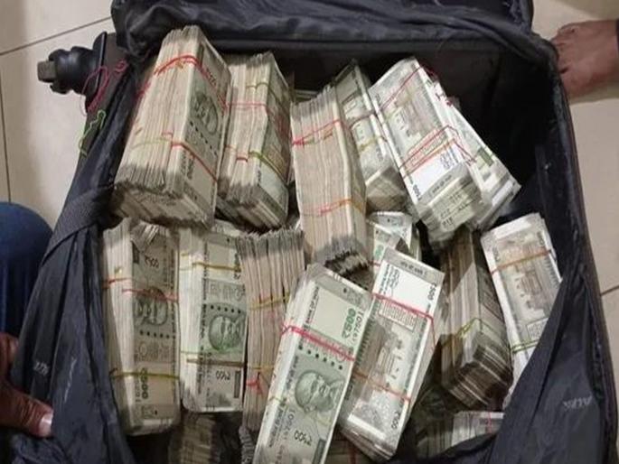 while searching for liquor one crore rupees found illegal money found in private bus at check point goa | शोधत होते दारू, सापडले एक कोटी रुपये; तपासणी नाक्यावर खाजगी बसमध्ये आढळली अवैध रक्कम while searching for liquor one crore rupees found illegal money found in private bus at check point goa | शोधत होते दारू, सापडले एक कोटी रुपये; तपासणी नाक्यावर खाजगी बसमध्ये आढळली अवैध रक्कम