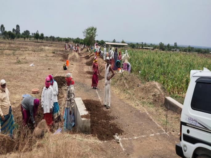 Work done in rain and shine, Rohyo laborers do not get wages, displeasure among tribals: Wages of 35 crores are exhausted in the district | ऊन-पावसात करून काम, रोहयो मजुरांना मिळेना दाम, आदिवासींमध्ये नाराजी Work done in rain and shine, Rohyo laborers do not get wages, displeasure among tribals: Wages of 35 crores are exhausted in the district | ऊन-पावसात करून काम, रोहयो मजुरांना मिळेना दाम, आदिवासींमध्ये नाराजी