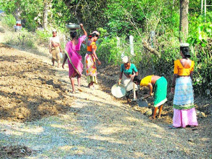 Thousands of employment guarantees: Bad day due to non-payment | रोजगार हमीचे तीन तेरा : पगार न मिळाल्याने बुरे दिन