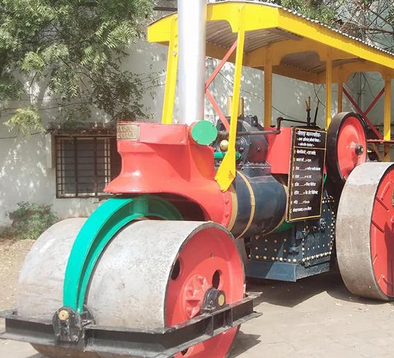 The era of Englishmen, the roadroller of Vapheo! | अंग्रेजों के जमाने का वाफेवरचा रोडरोलर लक्ष वेधतोय सोलापुरच्या इंद्रभवनात !