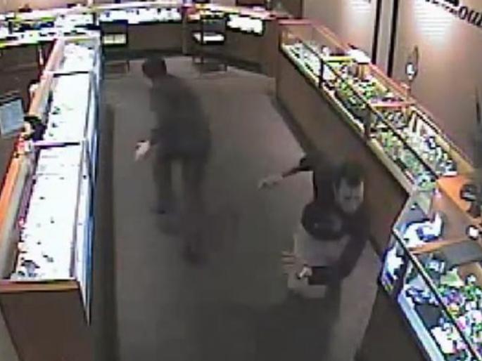 #SHOCKING: to steal 7 lakhs rupees watch theft used new trict | #SHOCKING : ७ लाखांचं घड्याळ चोरण्यासाठी चोरांनी वापरली अशी हटके पद्धत