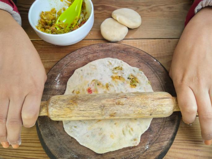 Food: How to make and rolled stuff paratha perfectly | स्टफ पराठा लाटताना फुटतो, सगळा चिकचिकाट होतो? 'असा' लाटा पराठा, न फुटता टम्म फुगेल!