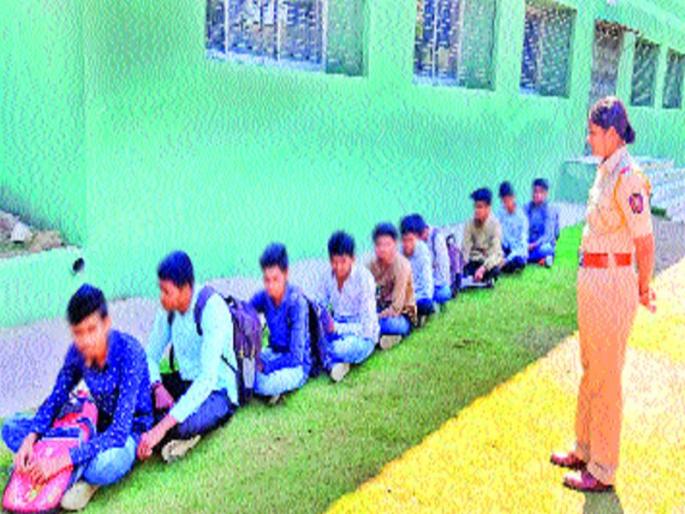 24 youths were taken into custody | रोडरोमिओंना पोलिसांचा हिसका, २४ तरुणांना ताब्यात घेऊन केली धुलाई 24 youths were taken into custody | रोडरोमिओंना पोलिसांचा हिसका, २४ तरुणांना ताब्यात घेऊन केली धुलाई