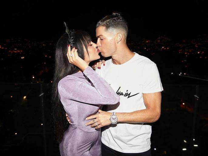 Video : Cristiano Ronaldo given wrapped G-Wagon by stunning girlfriend Georgina Rodriguez for 35th birthday | Video : गर्लफ्रेंड असावी तर अशी! जगविख्यात खेळाडूला दिलं बर्थ डेचं भारी गिफ्ट!