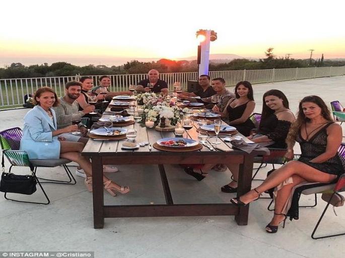 Cristiano Ronaldo leaves whopping £17,850 tip at Greek hotel | राजा उदार झाला; रोनाल्डोने हॉटेलात दिलेल्या 'टिप'चा आकडा पाहून गरगराल! Cristiano Ronaldo leaves whopping £17,850 tip at Greek hotel | राजा उदार झाला; रोनाल्डोने हॉटेलात दिलेल्या 'टिप'चा आकडा पाहून गरगराल!