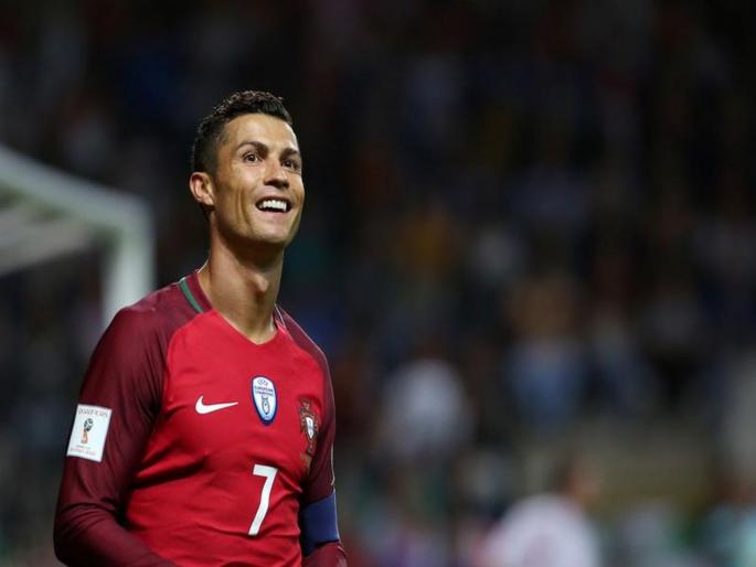 Cristiano Ronaldo will transform hotels to help fight Coronavirus svg | कोरोनाग्रस्तांसाठी रोनाल्डोचा पुढाकार; हॉटेल्सची केली रुग्णालयं अन् देतोय मोफत उपचार! Cristiano Ronaldo will transform hotels to help fight Coronavirus svg | कोरोनाग्रस्तांसाठी रोनाल्डोचा पुढाकार; हॉटेल्सची केली रुग्णालयं अन् देतोय मोफत उपचार!