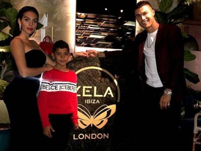 Cristiano Ronaldo spends Rs 25 lakh on 2 wine bottles in London, celebrates daughter's first birthday in style | होऊ दे खर्च! लेकीचा पहिला वाढदिवस रोनाल्डोनं केला दणक्यात साजरा