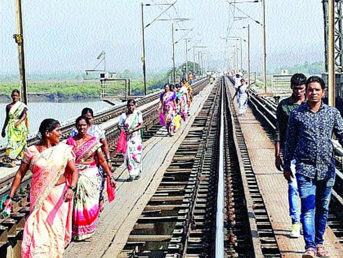 How long is the life-threatening journey through the trains? | रुळांमधून जीवघेणा प्रवास किती काळ? How long is the life-threatening journey through the trains? | रुळांमधून जीवघेणा प्रवास किती काळ?