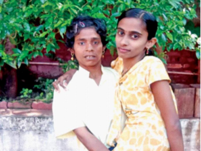 Roopa got first salary, tears of joy in Shankarbaba's eyes, 100 percent polio sufferer | रूपाला मिळाले पहिले वेतन, शंकरबाबांच्या डोळ्यात आनंदाश्रू, १०० टक्के पोलिओग्रस्त Roopa got first salary, tears of joy in Shankarbaba's eyes, 100 percent polio sufferer | रूपाला मिळाले पहिले वेतन, शंकरबाबांच्या डोळ्यात आनंदाश्रू, १०० टक्के पोलिओग्रस्त