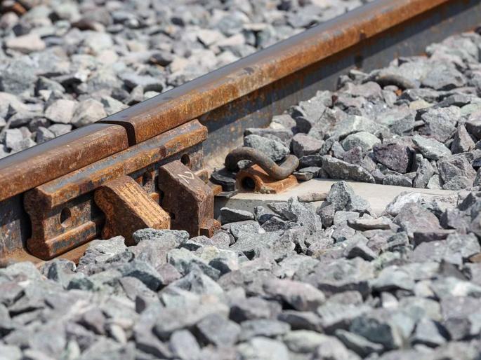Farmers saved thousands of railway passengers' lives | शेतकऱ्यामुळे वाचले हजारो रेल्वे प्रवाशांचे प्राण Farmers saved thousands of railway passengers' lives | शेतकऱ्यामुळे वाचले हजारो रेल्वे प्रवाशांचे प्राण