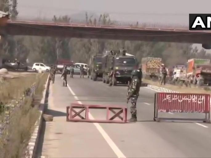 jammu kashmir pampore kandijhal bridge security forces terrorist attack | जम्मू-काश्मीरमध्ये दहशतवादी हल्ला, २ जवान शहीद तर ५ जण जखमी jammu kashmir pampore kandijhal bridge security forces terrorist attack | जम्मू-काश्मीरमध्ये दहशतवादी हल्ला, २ जवान शहीद तर ५ जण जखमी