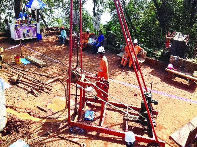 Excavation for soil testing of Matheran Rope-Vega, started work from Tata group | माथेरान रोप-वेच्या माती परीक्षणासाठी उत्खनन, टाटा समूहाकडून काम सुरु Excavation for soil testing of Matheran Rope-Vega, started work from Tata group | माथेरान रोप-वेच्या माती परीक्षणासाठी उत्खनन, टाटा समूहाकडून काम सुरु