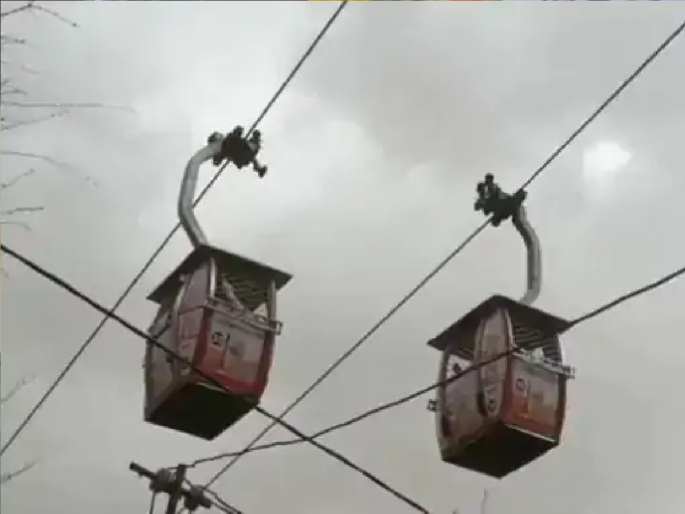 Madhya Pradesh| Ropeway trolleys hanging in air for two hours in storm, 80 people stuck | मध्ये प्रदेशच्या मेहरमध्ये मोठा अनर्थ टळला, रोपवेमध्ये अडकले 80 भाविक; असा वाचला जीव Madhya Pradesh| Ropeway trolleys hanging in air for two hours in storm, 80 people stuck | मध्ये प्रदेशच्या मेहरमध्ये मोठा अनर्थ टळला, रोपवेमध्ये अडकले 80 भाविक; असा वाचला जीव