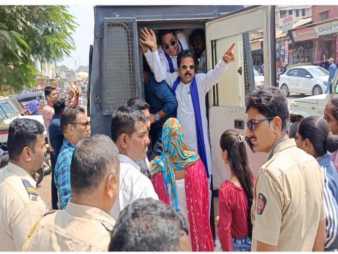 RPI and Bhimshakti Jail Bharo agitation in Ahmednagar on Tuesday | रिपाई, भीमशक्तीच्या कार्यकर्त्यांचा जेल भरो; श्रीरामपुरात आंदोलन RPI and Bhimshakti Jail Bharo agitation in Ahmednagar on Tuesday | रिपाई, भीमशक्तीच्या कार्यकर्त्यांचा जेल भरो; श्रीरामपुरात आंदोलन