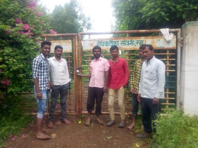 Nursery locked by the laborers of forest department in Jantoor | जिंतूरमध्ये वन विभागाच्या रोपवाटिकेस मजुरांनी ठोकले कुलूप