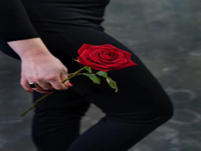 I tattooed your name with initials! A minor girl was 'proposed' by giving roses, the citizens complained | तुझ्या नावाचं मी इनिशल टॅटूनं गोंदलं! अल्पवयीन मुलीला गुलाब देऊन केले ‘प्रपोझ’, नागरिकांनी बदडले I tattooed your name with initials! A minor girl was 'proposed' by giving roses, the citizens complained | तुझ्या नावाचं मी इनिशल टॅटूनं गोंदलं! अल्पवयीन मुलीला गुलाब देऊन केले ‘प्रपोझ’, नागरिकांनी बदडले