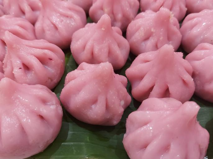 Try this unique 'Rose Modak', beautiful rose flowers, Maharashtrian traditional Ukadiche modak with rose flavor | उकडीचे ‘गुलाब’ मोदक आणि गुलाबाची फुलं! - करुन पहा हे ‘रोज मोदक’, सुंदर-सुबक-देखणे.