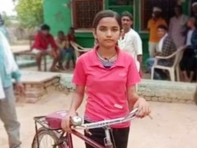 She cycled 24 km every day to school, scoring 98 per cent marks in Class X exams. | रोज २४ किमी सायकल चालवत जायची शाळेत, दहावीच्या परीक्षेत मिळवले ९८% She cycled 24 km every day to school, scoring 98 per cent marks in Class X exams. | रोज २४ किमी सायकल चालवत जायची शाळेत, दहावीच्या परीक्षेत मिळवले ९८%