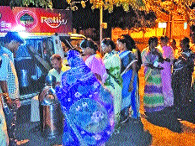 Hunger for poor relatives of patients who share roti bank | रोटी बँक भागवतेय रूग्णांच्या गरीब नातेवाईकांची भूक Hunger for poor relatives of patients who share roti bank | रोटी बँक भागवतेय रूग्णांच्या गरीब नातेवाईकांची भूक