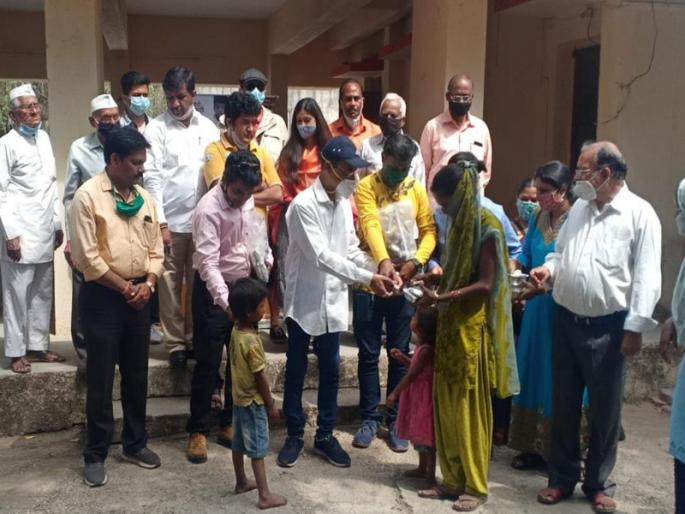 'Roti Day', a vision of humanity, giving grass to grass; Commendable activities in Yerawada area | घासातला घास देत माणुसकीचे दर्शन घडविणारा 'रोटी डे' ; येरवडा परिसरातला स्तुत्य उपक्रम  'Roti Day', a vision of humanity, giving grass to grass; Commendable activities in Yerawada area | घासातला घास देत माणुसकीचे दर्शन घडविणारा 'रोटी डे' ; येरवडा परिसरातला स्तुत्य उपक्रम