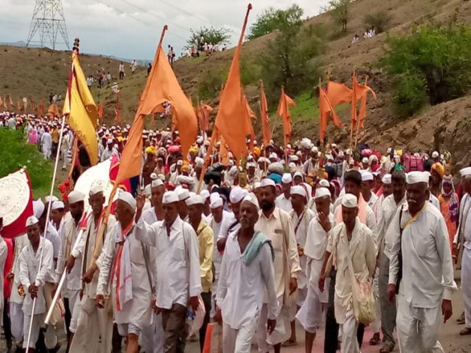 sant tukaram maharaj palkhi crossed roti ghat | आसमंत दुमदुमे इतुका जाहला भक्तिचा गजर; बिकट रोटी घाट होई सहजे पार.. sant tukaram maharaj palkhi crossed roti ghat | आसमंत दुमदुमे इतुका जाहला भक्तिचा गजर; बिकट रोटी घाट होई सहजे पार..