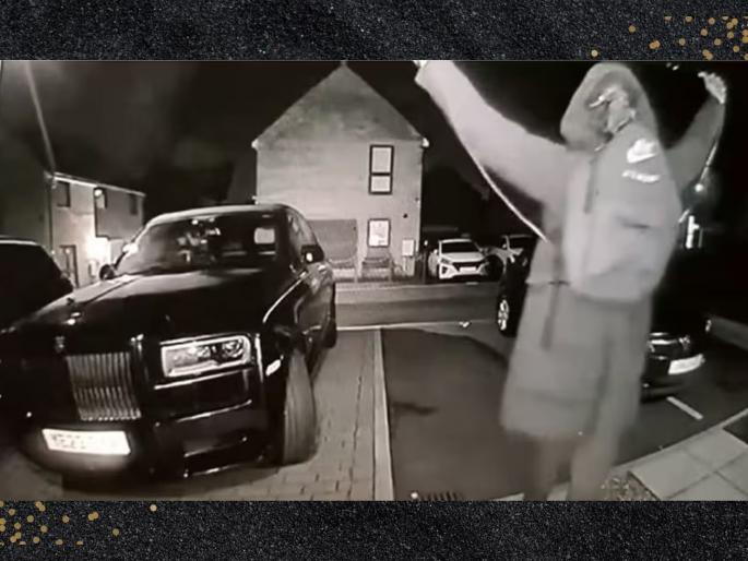 rolls royce 15 crore car thieves drive off within 30 seconds viral Video | Video - 30 सेकंदात चोरली तब्बल 15 कोटींची Rolls Royce; चावी म्हणून वापरला अँटीना अन्...