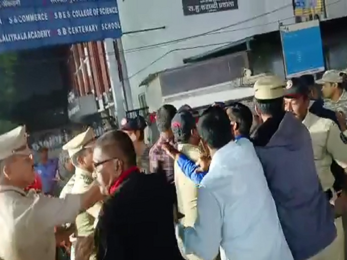 'Chandrakant Patil Apologize'; Protest leaflets were scattered in Aurangabad | 'चंद्रकांत पाटील माफी मांगो'; औरंगाबादमध्ये आंदोलन, कार्यकर्त्यांनी निषेधाची पत्रके उधळली 'Chandrakant Patil Apologize'; Protest leaflets were scattered in Aurangabad | 'चंद्रकांत पाटील माफी मांगो'; औरंगाबादमध्ये आंदोलन, कार्यकर्त्यांनी निषेधाची पत्रके उधळली