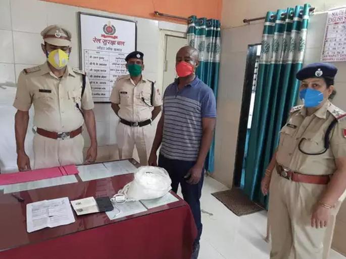 Mumbai RPF's major operation, drugs worth Rs 2 crore found in express train | मुंबई आरपीएफची मोठी कारवाई, एक्सप्रेस ट्रेनमध्ये सापडले 2 कोटींच्या ड्रग्जचे घबाड Mumbai RPF's major operation, drugs worth Rs 2 crore found in express train | मुंबई आरपीएफची मोठी कारवाई, एक्सप्रेस ट्रेनमध्ये सापडले 2 कोटींच्या ड्रग्जचे घबाड