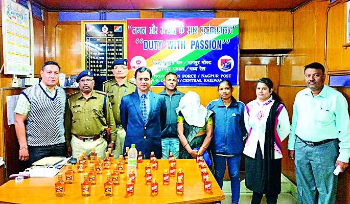 In Tamilnadu, Gangakavarri, Chennai Express caught liquor | तामिळनाडू, गंगाकावेरी, चेन्नई एक्स्प्रेसमध्ये पकडली दारू In Tamilnadu, Gangakavarri, Chennai Express caught liquor | तामिळनाडू, गंगाकावेरी, चेन्नई एक्स्प्रेसमध्ये पकडली दारू