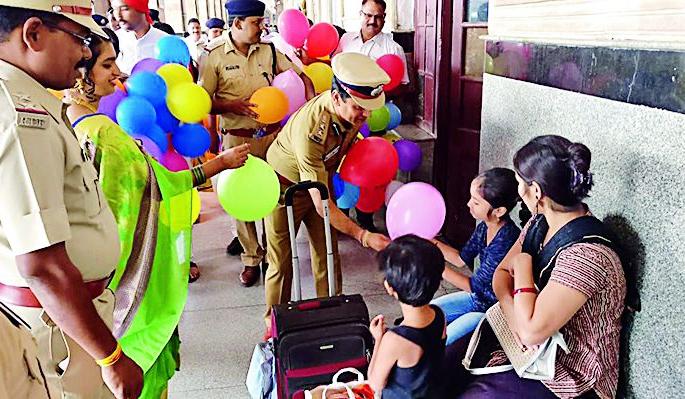 RPF celebrates with Diwali Diwali | आरपीएफने प्रवाशांसोबत साजरी केली दिवाळी RPF celebrates with Diwali Diwali | आरपीएफने प्रवाशांसोबत साजरी केली दिवाळी